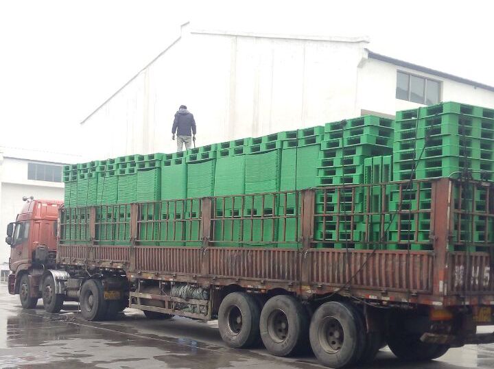 冒雨裝車(chē)，綠色托盤(pán)墊板裝車(chē)發(fā)走